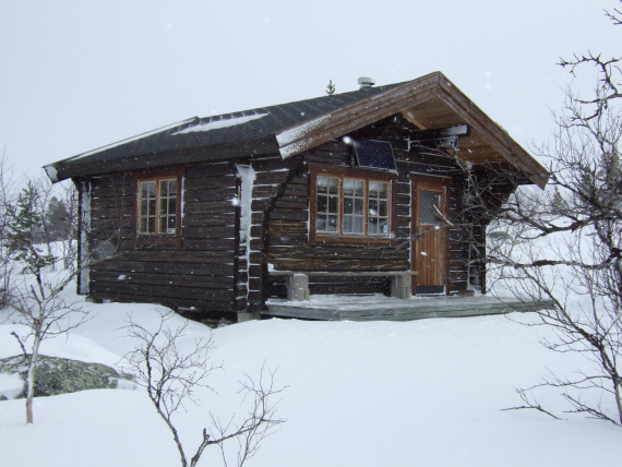 En hytte om vinteren.