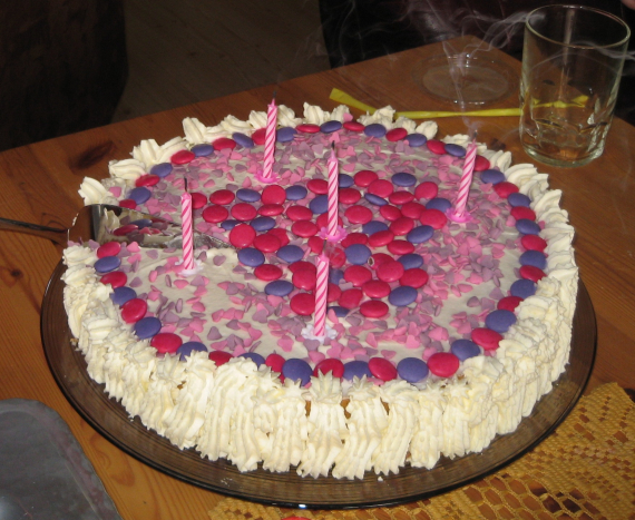 Bløtkake med lys og rosa og blå kakepynt