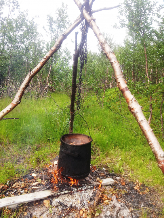 Bark kokes i en kjele over et bål.