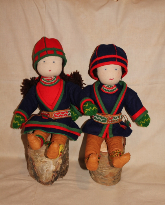 Foto av to dukker med sørsamiske kofter på.