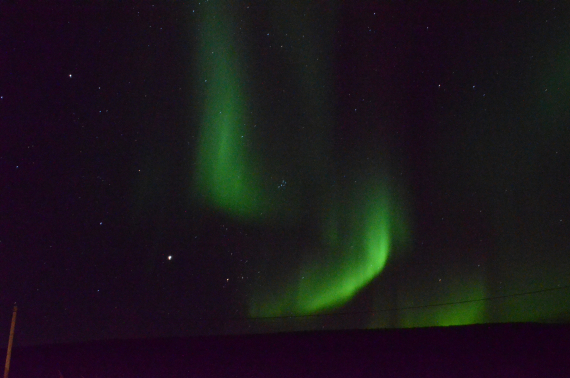 Bilde av nordlys på himmelen.