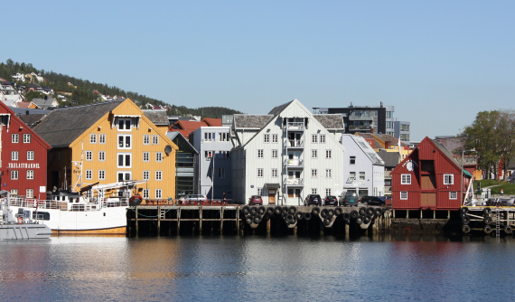 Bilde av hus og en brygge.