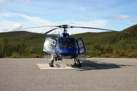 Nærbilde av en parkert helikopter.