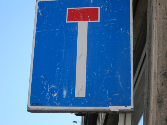 Nærbilde av blindvei skilt.