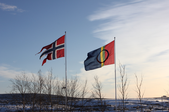 To flaggstenger, en med det samiske flagget og en med det norske flagget.