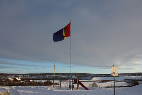 En flaggstang med det samiske flagget.