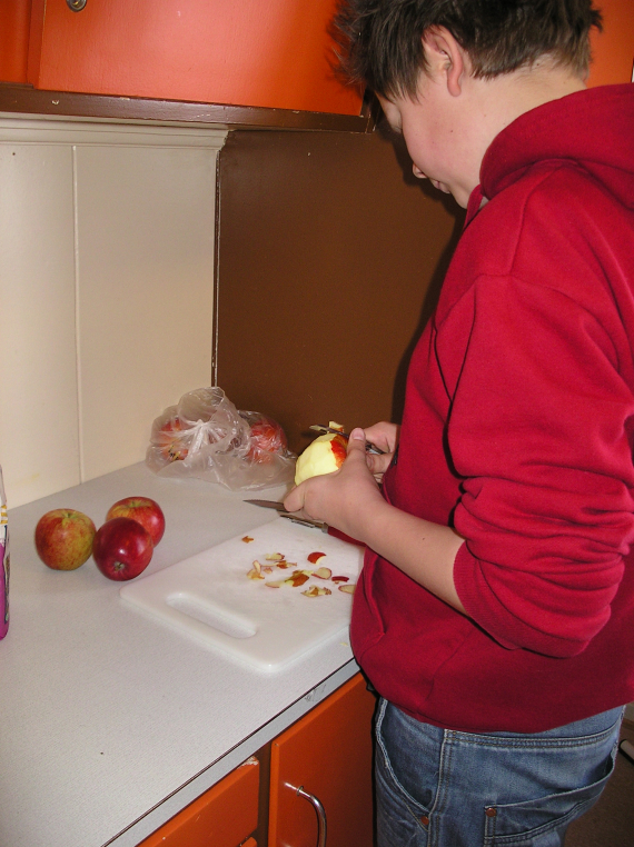 Gutt som skreller et eple.