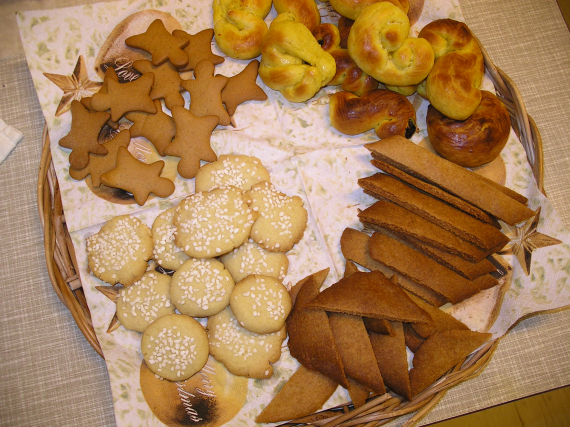 Kjeks, pepperkaker og safransboller på et fat
