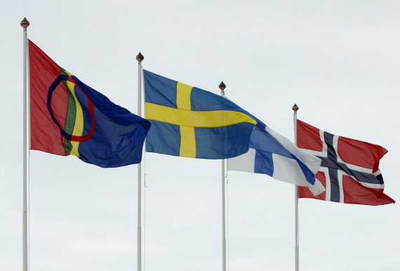 Foto av samisk-, svensk-, finsk- og norsk flagg