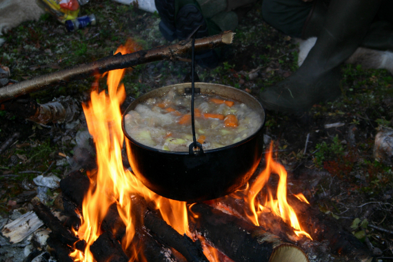Suppe som kokes i gryte over bålet.