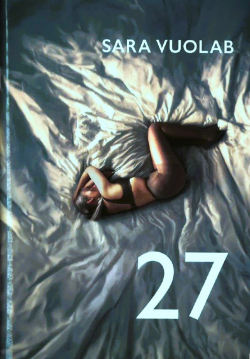 Bokomslag med tittlen 27, og med bilde av en dame som ligger sammenkrøket i en stor seng