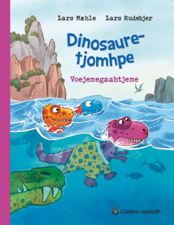 Bokomslag av boken Dinosaurgjengen -svømmekonkurranse, med fargerike, små dinosaurer i vann.