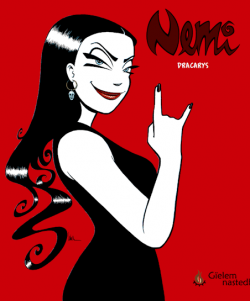 Cover av tegneseriefiguren Nemi. Hun har langt hår, går i kjole og viser tegnet peace.