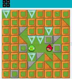 En rød, liten fugl og en grønn gris i et codingsapplikasjon.